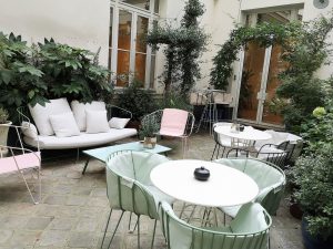 villa des champs cour jardin