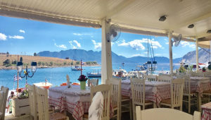 egine, dejeuner au restaurant durant la journée en mer