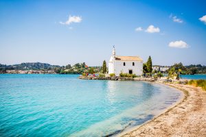 eglise de ypapantis dans la baie de gouvia à corfou