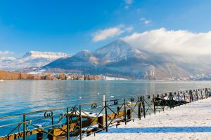 der see von annecy im winter, frankreich