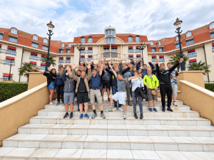 Photo de groupe devant le Grand Hôtel Le Touquet lors d'un séminaire de cohésion